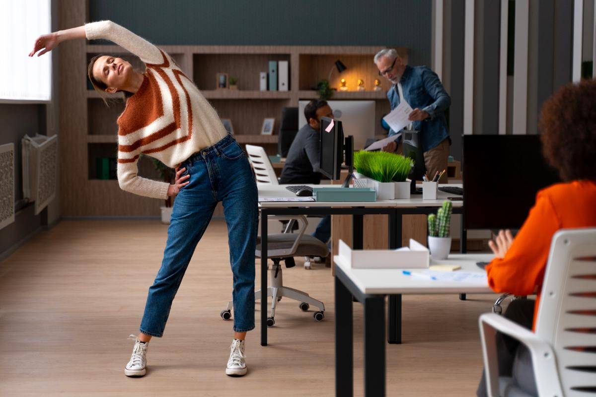 Ilustrasi wanita berolahraga di kantor (freepik.com/freepik)
